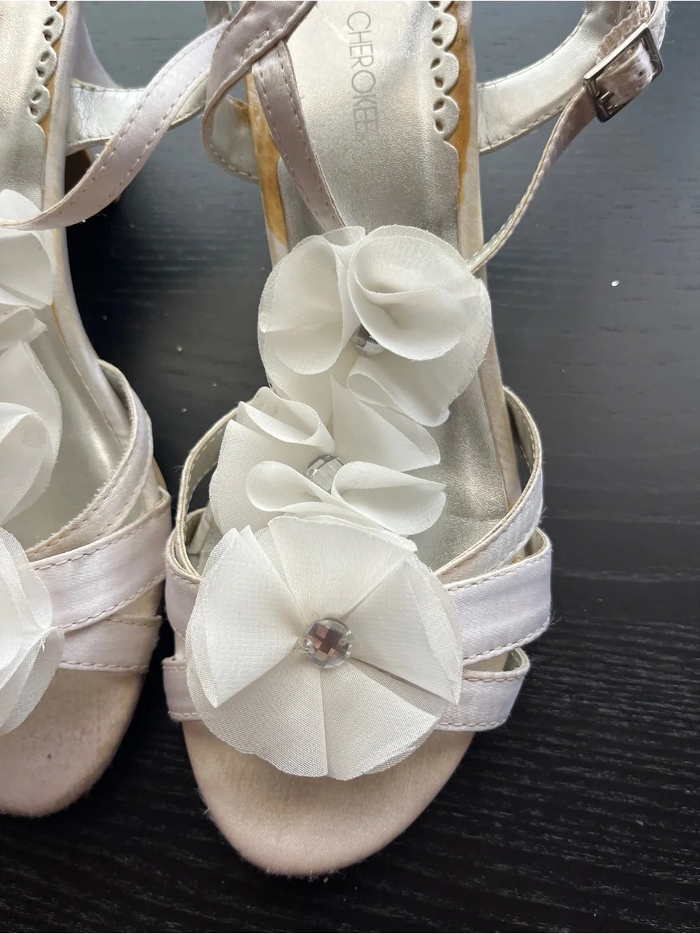 Cherokee White Faux Silk Flower Rhinestone Block Heel Sandals Dress Shoes Size 4